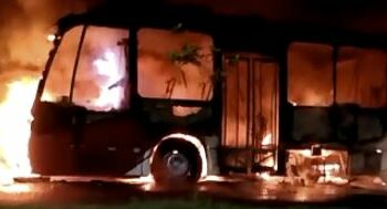 Imagem de celular mostra o ônibus da linha 224  sendo completamente consumido pelas chamas Foto: Captura de vídeo