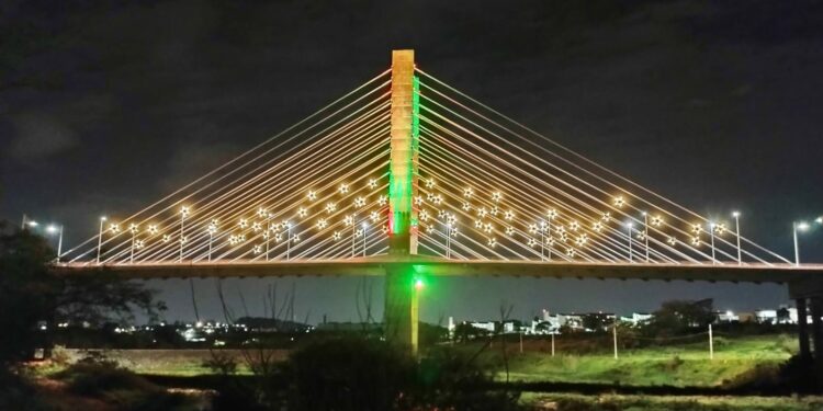 Estrelas de cinco pontas completam a decoração da Ponte da Esperança, em Hortolândia. Foto: Divulgação