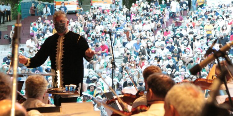 Concerto na Concha Acústica marca despedida do maestro Victor Hugo Toro