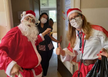 O médico Luis Marcelo Skycesdtigz, no papel de Papai Noel, e a Mamãe Noel, a coordenadora da área de Humanização do hospital, Lucimeire Martini. Foto: Divulgação/PMC