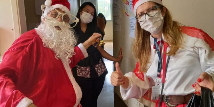 O médico Luis Marcelo Skycesdtigz, no papel de Papai Noel, e a Mamãe Noel, a coordenadora da área de Humanização do hospital, Lucimeire Martini. Foto: Divulgação/PMC