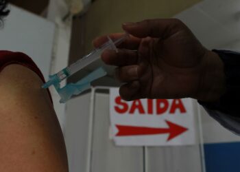 Desde o dia 1º de dezembro, o Governo de SP está intensificando a comunicação pra incentivar a população a completar o esquema vacinal . Foto: Leandro Ferreira / Hora Campinas