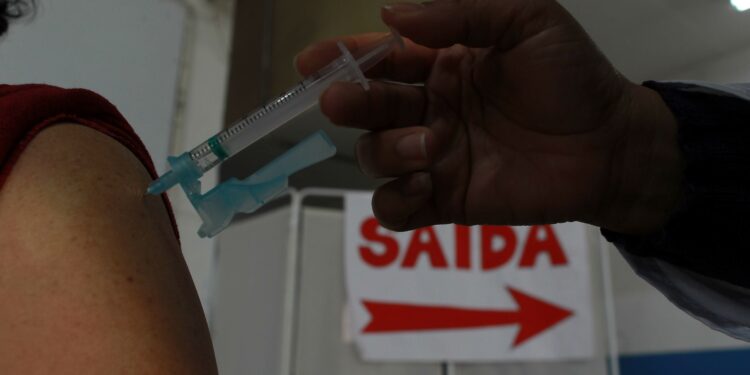 Desde o dia 1º de dezembro, o Governo de SP está intensificando a comunicação pra incentivar a população a completar o esquema vacinal . Foto: Leandro Ferreira / Hora Campinas