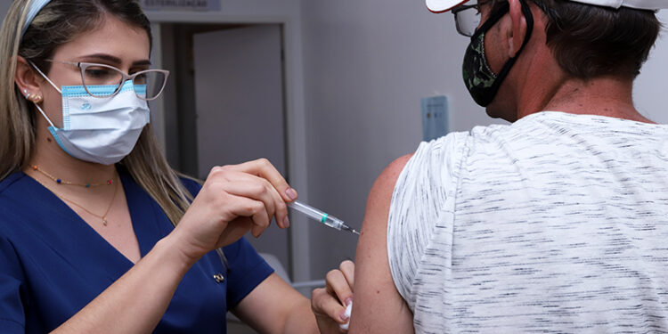Pessoas a partir de 18 anos precisam ter completado o esquema vacinal há pelo menos quatro meses para a dose de reforço Foto: Fernanda Sunega/PMC