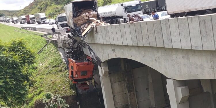 O caminhão ficou preso por cabos que ligavam a cabine à carroceria de carga.  Foto: Polícia Rodoviária Federal/Divulgação