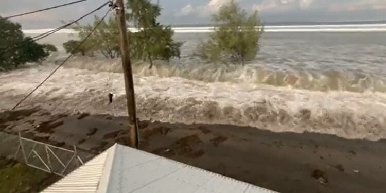 Uma onda atingiu algumas casas e edifícios em frente à praia e inundou rapidamente as imediações. Foto: Reprodução