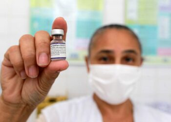 Enfermeira no CS Vila Ipê: impacto da vacinação em massa em Campinas teve resultado positivo nos números da pandemia Foto: Leandro Ferreira/Hora Campinas