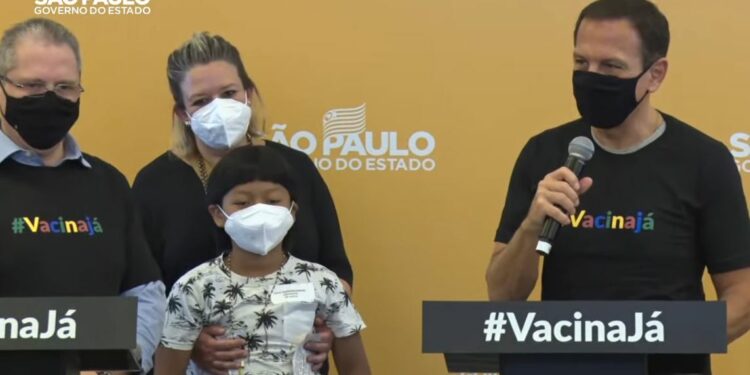 Davi Seremramiwe Xavante foi a primeira criança vacinada contra Covid  no Brasil junto com o governador Doria e autoridades da área da Saúde. Foto: Reprodução