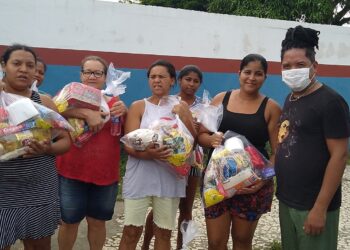 Chef Marcelo Reis (à direita) entrega cestas à famílias em Itabuna, no sul da Bahia - Fotos: Arquivo Pessoal
