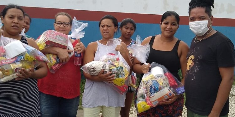 Chef Marcelo Reis (à direita) entrega cestas à famílias em Itabuna, no sul da Bahia - Fotos: Arquivo Pessoal