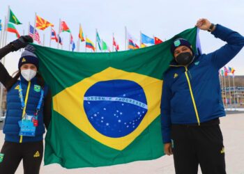 Jaqueline Mourão e Edson Bindilatti, porta-bandeiras do Brasil na Abertura da Olimpíada de Inverno, são recordistas de participações. Foto: Divulgação