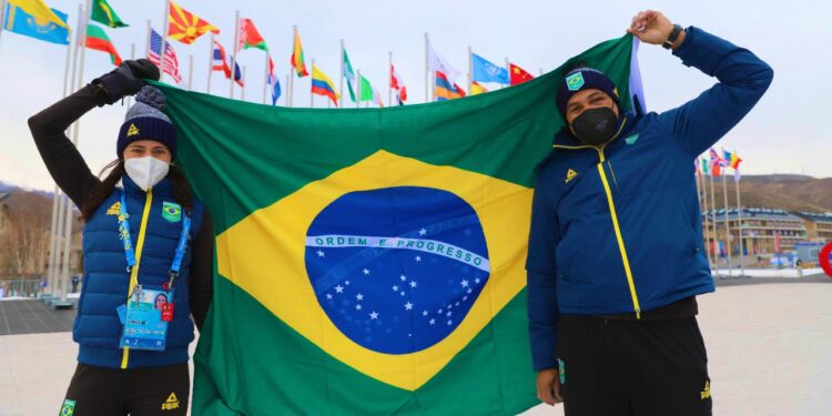 Jaqueline Mourão e Edson Bindilatti, porta-bandeiras do Brasil na Abertura da Olimpíada de Inverno, são recordistas de participações. Foto: Divulgação