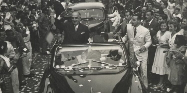 Getúlio desfilando em carro aberto pelas ruas de Vitória, Espírito Santo em 1951 - Foto: Reprodução