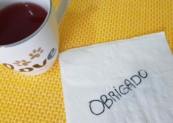 Tomar um chá numa caneca escrita love e deixar um recadinho na mesa é uma forma de experienciar um sentimento de gratidão Foto: Leandro Ferreira/Hora Campinas