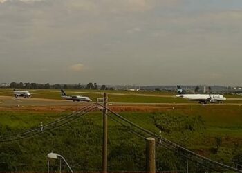 Aviões da Azul em fila enquanto aguardam a liberação da pista bloqueada para o pouso de emergência. Foto: Reprodução/ Golf Oscar Romeo