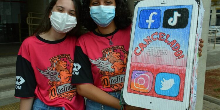 As estudantes Larissa Ramos e Heloisa Machado: jogo é uma forma forma didática de refletir sobre a postura de cada um na internet - Foto: Divulgação
