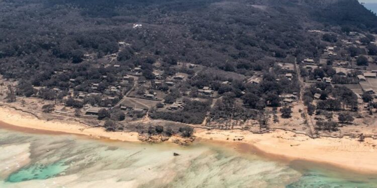 Erupção em Tonga causou três mortes e fumaça atrapalha ajuda humanitária