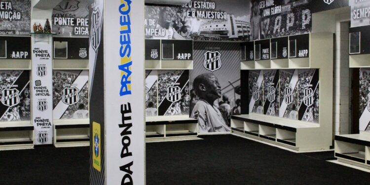 O vestiário do estádio Moisés Lucarelli passou por reformulação, com nova pintura e envelopamento. Fotos: Diego Almeida/Ponte Press