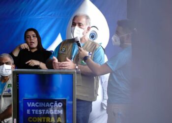 Marcelo Queiroga em ação pró-vacina em Manaus: segundo o ministro, até fevereiro serão distribuídos mais 40 milhões de testes para estados e municípios Foto: Ministério da Saúde/Agência Brasil
