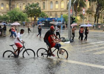 Chuva forte atinge a capital e deixa a cidade sob alerta para alagamentos - Foto: Rovena Rosa/Agência Brasil