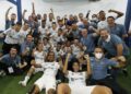 Meninos da Vila celebram no vestiário: o Santos buscará o seu quarto título na competição, após as conquistas de 1984, 2013 e 2014 Foto: Twitter/Santos/Divulgação