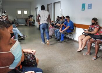Pacientes com sintomas respiratórios aguardam por atendimento médico no Hospital Ouro Verde, em Campinas. Foto: Leandro Ferreira/Hora Campinas