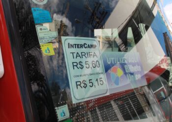 Cartaz no vidro mostra o novo valor da tarifa a partir desta segunda-feira Foto: Leandro Ferreira/Hora Campinas