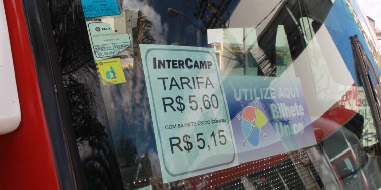 Cartaz no vidro mostra o novo valor da tarifa a partir desta segunda-feira Foto: Leandro Ferreira/Hora Campinas