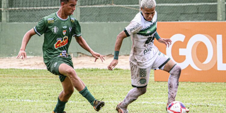 Guarani (camiseta branca) criou mais chances que o Tanabi durante a partida Foto: Diogo Silva/Especial para Guarani FC