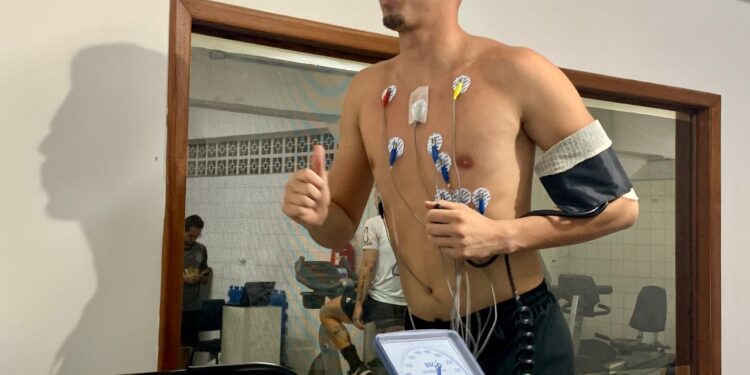 O goleiro Ivan, liberado para fazer exames médicos pelo Corinthians, é um dos infectados. Foto: Diego Almeida/Ponte Press
