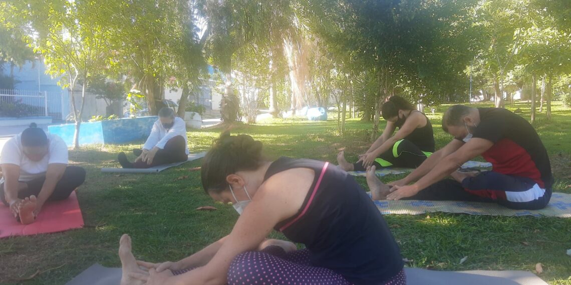 Encontros da prática de yoga todas as quintas-feiras (sem chuva), na praça das Pedras, no Jardim Baronesa em Campinas: saúde física e psíquica - Fotos: Divulgação