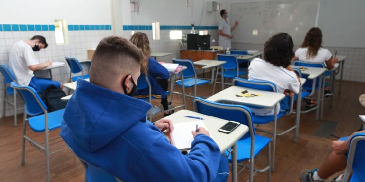 Alunos durante aulas na Escola Lyon, em Campinas: unidades privadas pretendem manter o calendário Foto: Leandro Ferreira/Hora Campinas