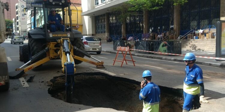 Cratera aberta na Glicério complica sábado de campineiro
