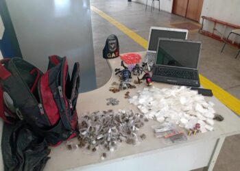 Drogas e notebooks apreendidos pela Guarda Municipal de Campinas durante a prisão - Foto: Divulgação/GM
