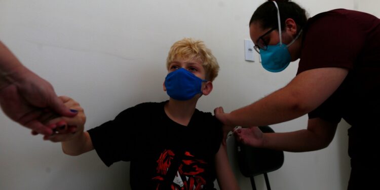 Valinhos iniciou nesta segunda-feira a aplicação das vacinas em crianças com 11 anos. Foto: Leandro Ferreira/Hora Campinas