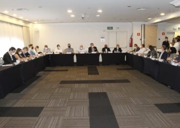 Reunião dos prefeitos e seus representantes na última segunda-feira: Zezé Gomes (Hortolândia) e Luiz Dalben (Sumaré) testaram positivo  Foto: Divulgação