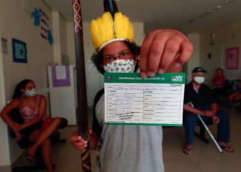 Tony Mirim e sua carteira de vacinação: "Eu me sinto feliz porque finalmente eu pude tomar a vacina para poder ficar imune contra esse vírus" Foto: Leandro Ferreira/Hora Campinas