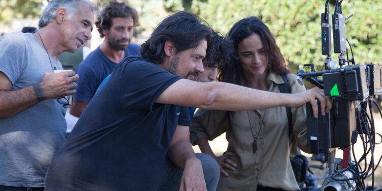 O diretor René Sampaio orienta Alice Braga durante as filmagens Fotos: Divulgação