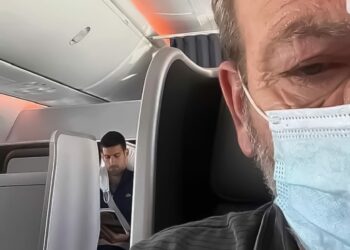 Flagrante no avião durante voo de volta à Sérvia: péssimo exemplo do tenista número 1 do mundo Foto: Redes sociais