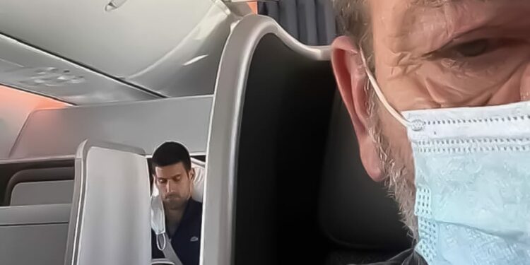 Flagrante no avião durante voo de volta à Sérvia: péssimo exemplo do tenista número 1 do mundo Foto: Redes sociais