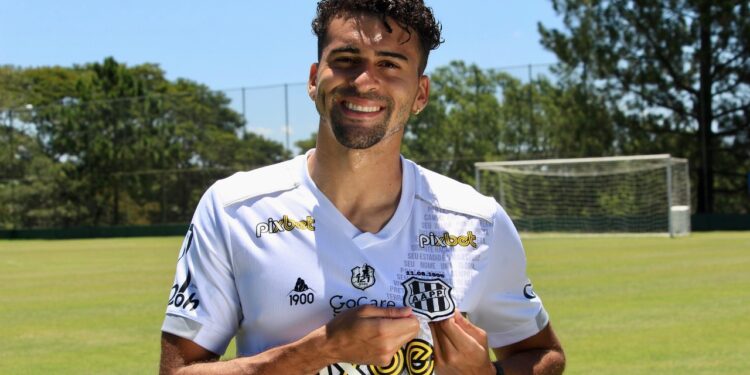 Sem atuar desde março de 2019, Léo Santos só voltou a entrar em campo em abril do ano passado. Fotos: Diego Almeida/Ponte Press