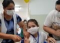 Enfermeira aplica o imunizante pediátrico da Pfizer no CS da Vila Ipê: grande adesão dos campineiros Foto: Leandro Ferreira/Hora Campinas