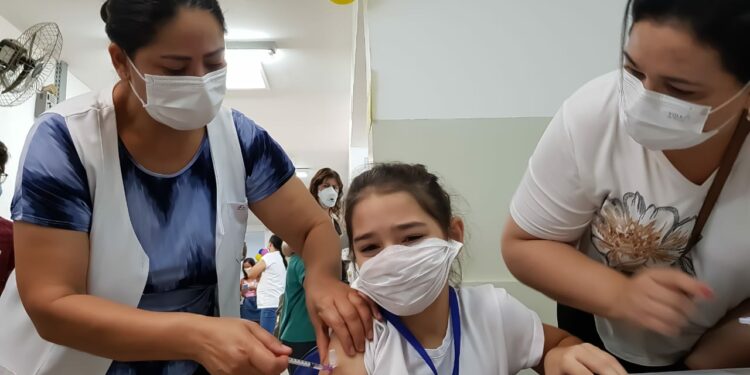 Enfermeira aplica o imunizante pediátrico da Pfizer no CS da Vila Ipê: grande adesão dos campineiros Foto: Leandro Ferreira/Hora Campinas