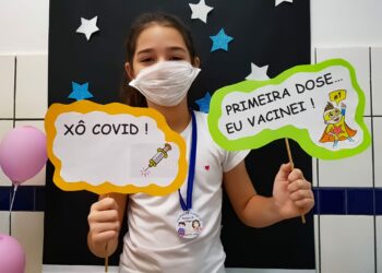 Criança mostra cartaz de engajamento na campanha: contra o negacionismo e a favor da vida Foto:. Leandro Ferreira/Hora Campinas
