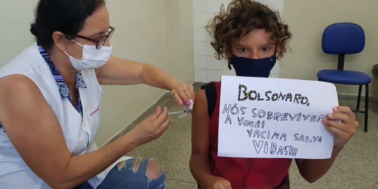 O menino Daniel foi ao CS Vila Ipê tomar a vacina e mandou um recado para o presidente Bolsonaro Foto: Leandro Ferreira/Hora Campinas