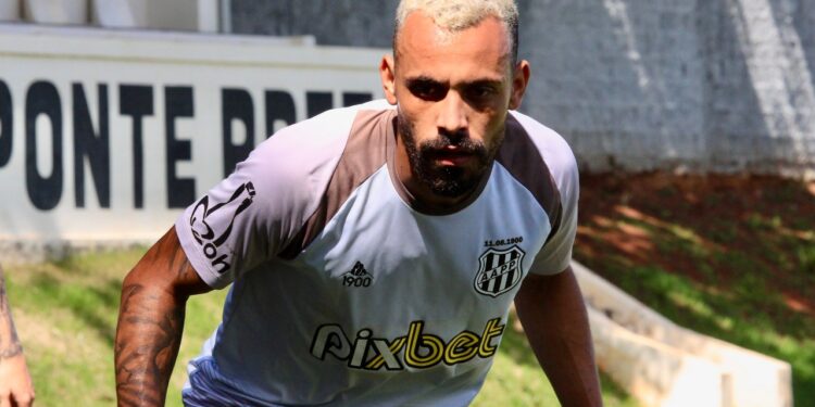 O atacante Moisés, durante a pré-temporada da Ponte Preta: despedida do principal jogador do ataque. Foto: Diego Almeida/Ponte Press