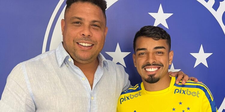 Ronaldo), dono do Cruzeiro, ao lado de Bidu, novo reforço da Raposa. Foto: Thomaz Marostegan/Guarani FC