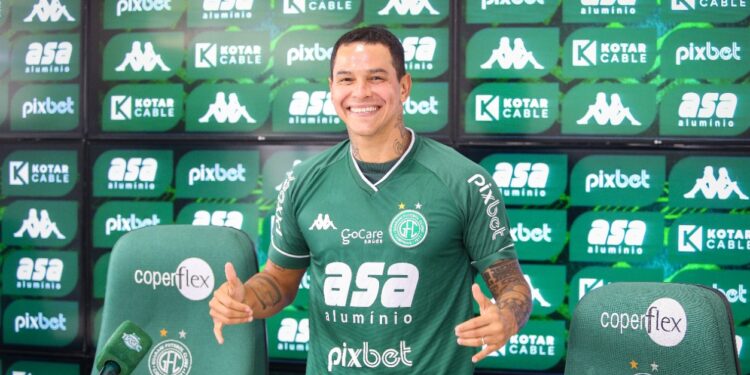 Giovanni Augusto foi apresentado nesta quarta-feira (26), no Brinco de Ouro. Foto: Thomaz Marostegan/Guarani FC