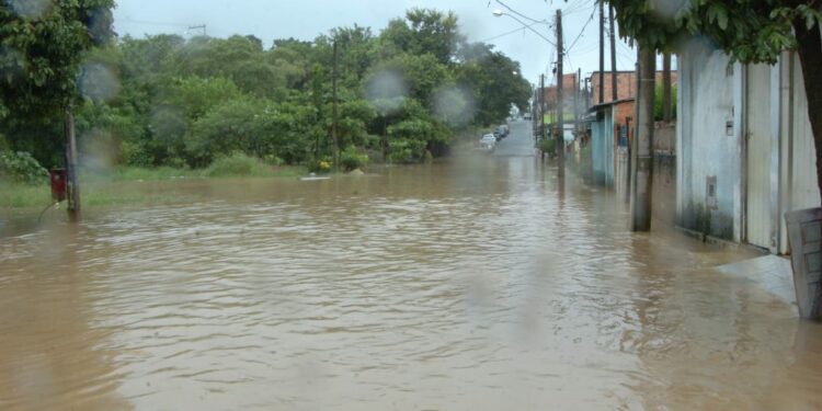 Em Capivari, cerca de 500 casas foram atingidas pelas enchentes, deixando 400 pessoas desalojadas Foto: Leandro Ferreira/Hora Campinas