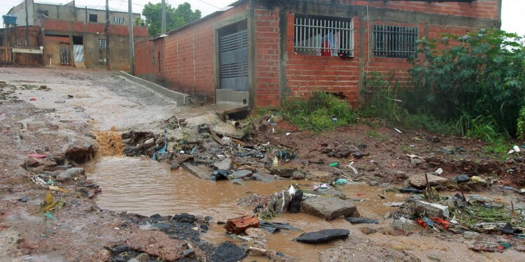 Chuva causa estragos e põe imóveis em risco em Campinas